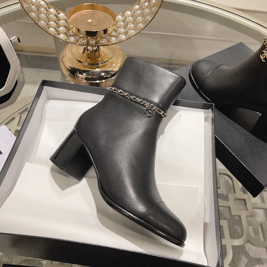 Factory direct sales p700🐘🐘women's shoes women's clothing 2025 Xiaoxiang chanel high-quality counter-level 𝙎𝙡𝙞𝙣𝙜-𝙗𝙖𝙘𝙠🌈〰͏ chanelaa® Xiaoxiang new chain ⛓️skinny leg short boots top purchasing agent level rare items new🍾✨ ━━━━━ ЅᏇєєt ━━━━━ 🍒 Upper: Calfskin imported from Italy ➕Chanel’s unique chain element Lining: Imported comfortable and soft sheepskin lining for foot pads Outsole: Exclusive molding of genuine leather outsole imported from Italy Color: black/white/apricot Size: 34 to 40 (34, 41, 42 are customized and non-returnable and non-exchangeable) Packaging: The latest complete set of packaging from the counter shoe industry